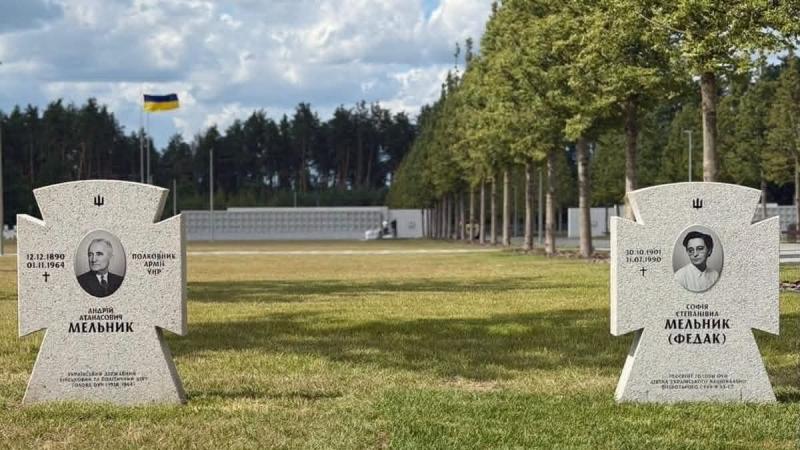 На НВМК відкрили повноцінний пам'ятник на могилі Софії Федак-Мельник.