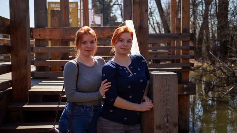 ІНТЕРВ'Ю: Бомби розірвалися всього в кількох кілометрах від нас, діляться враженнями українські близнюки. Вони змогли втекти лише з другого разу.