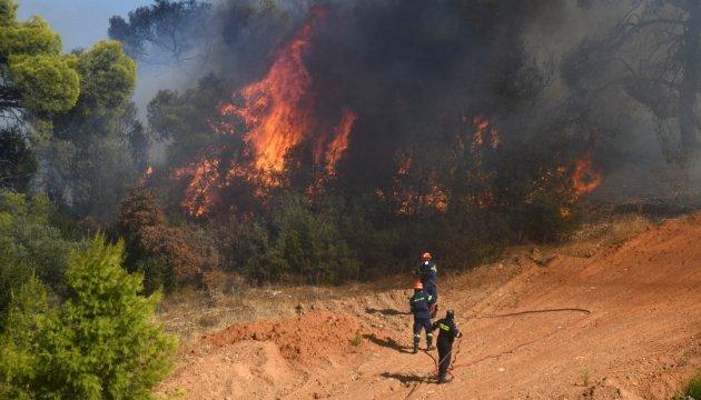 Лісові пожежі в Греції забрали життя трьох рятувальників, а близько 8000 осіб були евакуйовані.