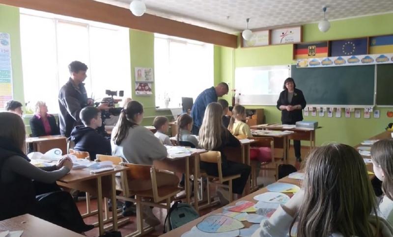 Кількість дітей стрімко зменшується: навчальні заклади закриваються, а педагогів не вистачає.