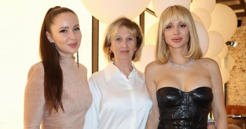 Пригощала тортом путініста Малахова та з'являлася у бікіні: якою є мама Лободи і які факти про неї відомі.
