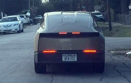Інтернет на максимальних обертах: безпілотник Tesla помітили на вулицях з антеною Starlink. ДИВІТЬСЯ ВІДЕО!