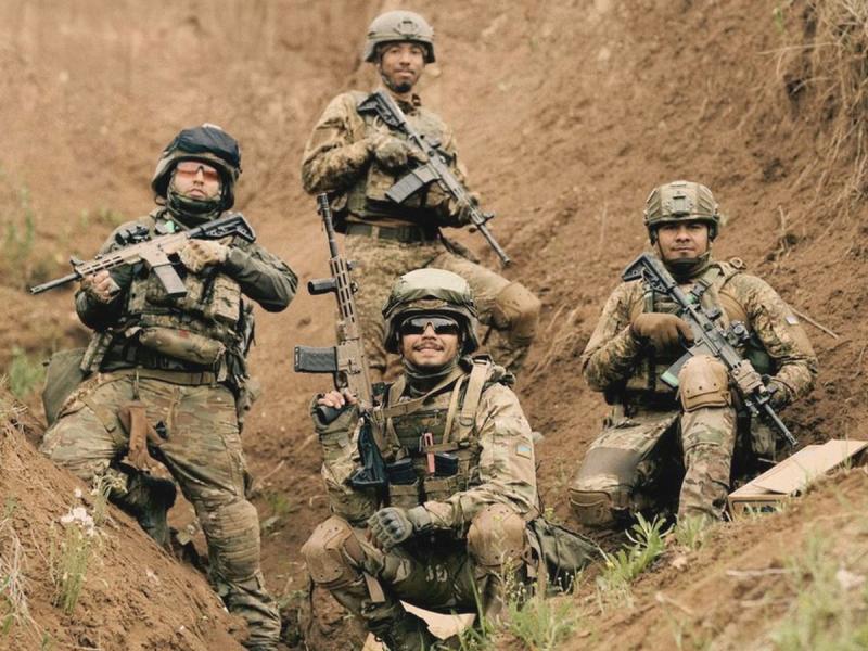 Колумбійці в українських збройних силах: на рідній землі колишні військові заробляють від 300 до 500 доларів, тоді як у нас їхня зарплата становить 3000 доларів за виконання бойових завдань.