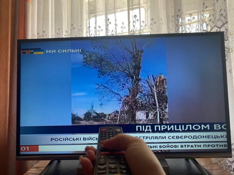 Українські телевізійні канали зупинили трансляцію після атак з боку Росії.