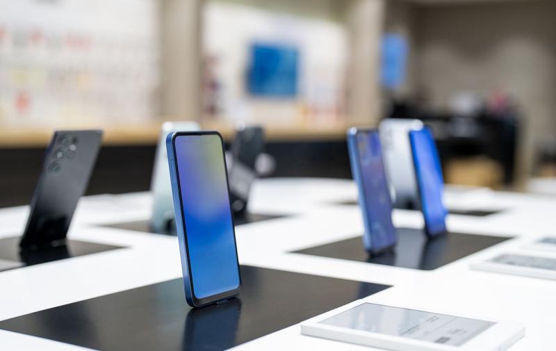 На 35% протягом року: Samsung збільшила ціни на свої бюджетні та преміум-смартфони серії Galaxy.