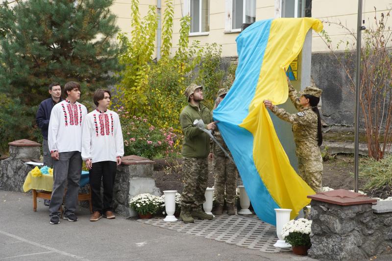 Мрії, любов і амбіції – все це обірвалося через війну. У Вінницькому технічному ліцеї встановили пам'ятну стелу на честь загиблих - всього за 20 хвилин.