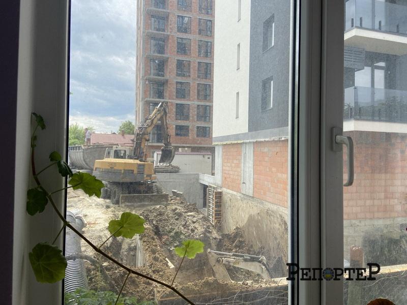За хвірткою розташований котлован. У Франківську на ділянці поліції будують багатоповерховий будинок, який 