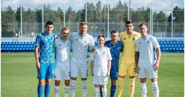 Динамо організувало захід, на якому представило нову форму разом з 11-річним прихильником клубу, що пережив втрату батька під час війни.