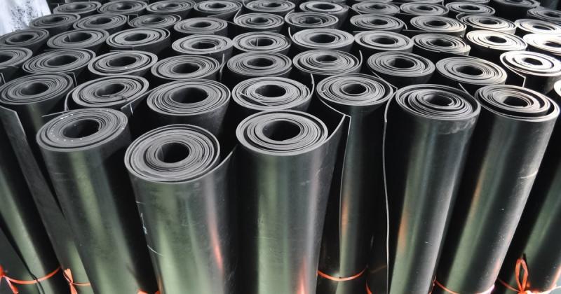 Латвія проведе контроль експорту натурального каучуку до Росії, оскільки існує ймовірність, що його можуть застосувати в російській військовій промисловості.