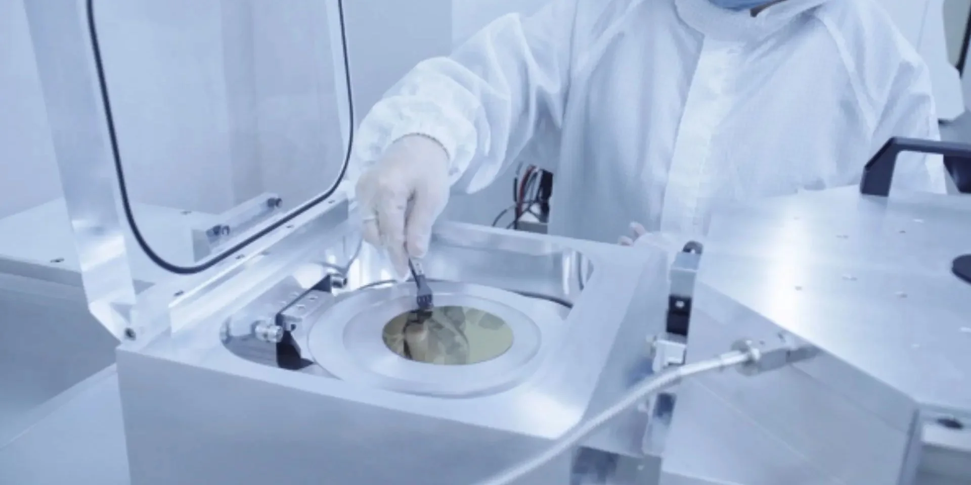 Керування пристроями за допомогою силі розуму. У Китаї продемонстрували реальне використання мозкових імплантатів для людей з паралічем.