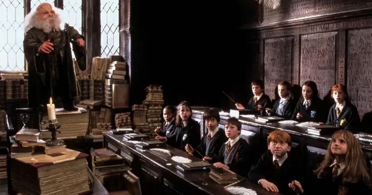 Ворвік Девіс знову завітає до Гоґвортсу: свіжі деталі серіалу про Гаррі Поттера.