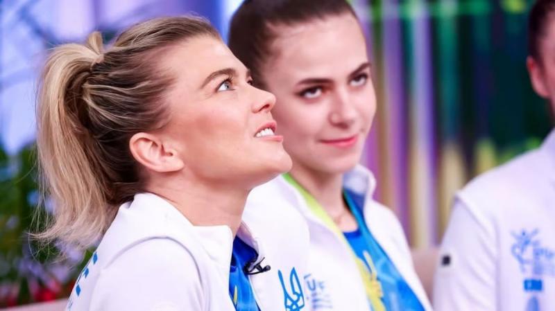 Іріша Блохіна – це дочка знаменитого футболіста Олега Блохіна та відомої спортсменки Ірини Дерюгіної. Вона стала відомою завдяки своїм досягненням та родинному спадку.