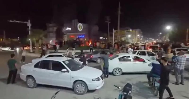 Мільйони іранців вийшли на вулиці міст, святкуючи смерть аятоли Хаменеї. Дивіться ВIДЕО.