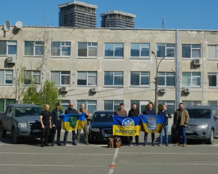 Меценат Олег Крот разом із волонтерами відправив на фронт три автомобілі, медичні рюкзаки та обладнання для підтримки українських військових.