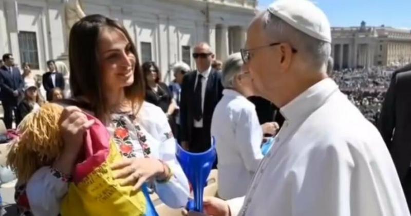 Лялька для Святішого Отця: харківська жінка подарувала незвичайну статуетку понтифіку.