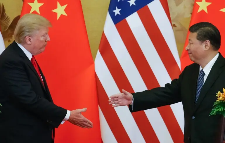 Трамп змінив свій підхід у взаєминах з Китаєм, прагнучи провести зустріч із Сі Цзіньпіном та укласти торгову угоду, повідомляє Bloomberg.