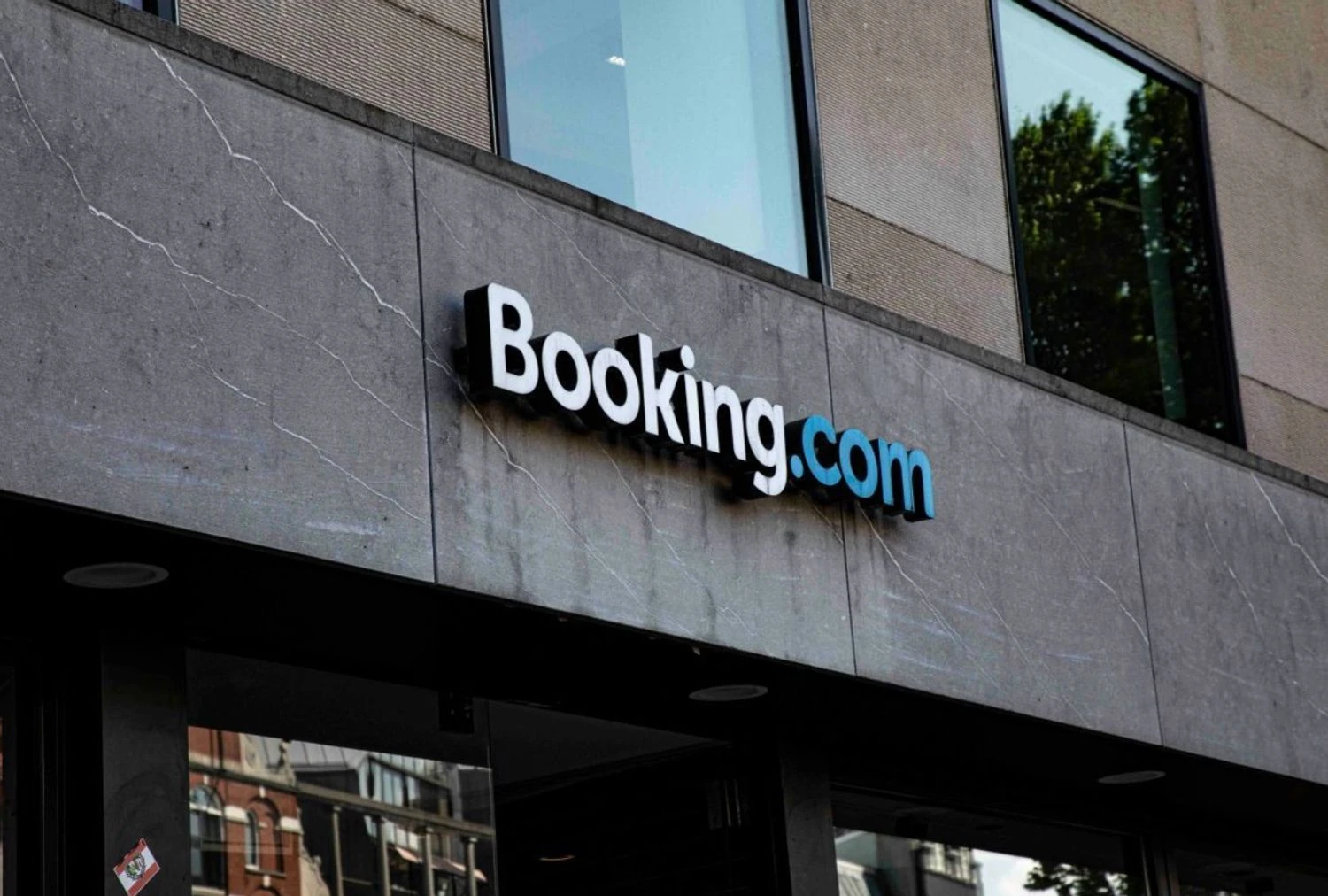 Більше 10 000 готелів заявили про намір отримати компенсацію від Booking.com | УНН