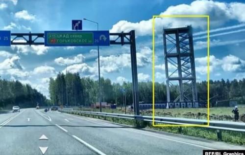 Російські війська зводять нові вежі систем протиповітряної оборони в околицях столиці.