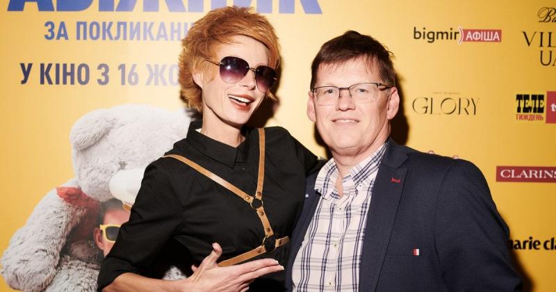 У шкіряних брюках та з портупеєю: Олена-Христина Лебідь разом із нареченим, колишнім віцепрем'єром, відвідала прем'єру фільму за участю Ченнінга Татума...