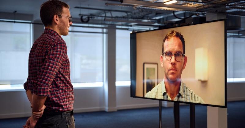 Телеканал Channel 4 залишив слід в історії британського телебачення, представивши першого ведучого на основі штучного інтелекту — Delo.ua.
