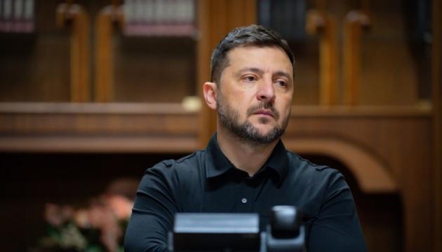 В Україні президент Зеленський повідомив, що в Росії було виявлено приблизно 400 локацій, де утримуються викрадені діти з України.