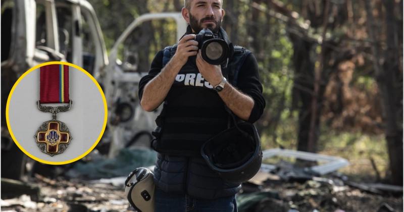 Виставляючи своє життя на кон, фотограф 