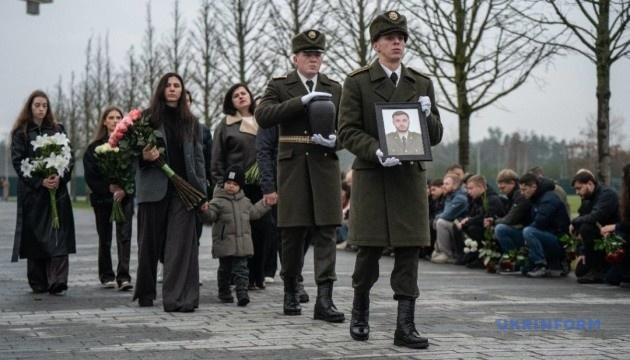 На території Національного військового кладовища відбулись похорони праху воїна та журналіста Олексія Чубашева.