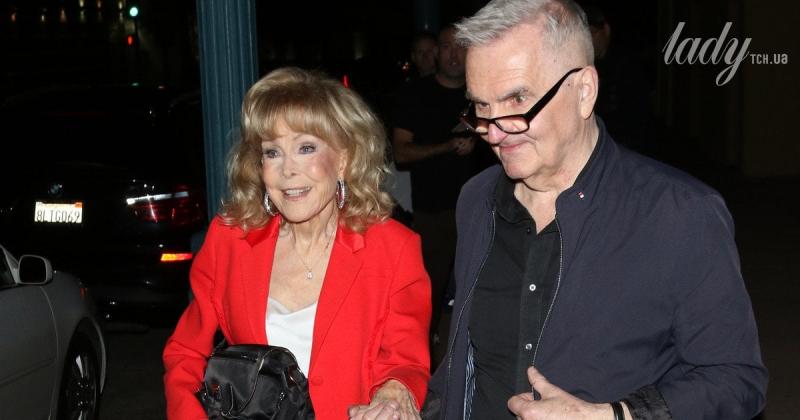 Ось і ще один вражаючий момент: 94-річна американська акторка в яскравому червоному вбранні та з пишним волоссям відвідала театр.