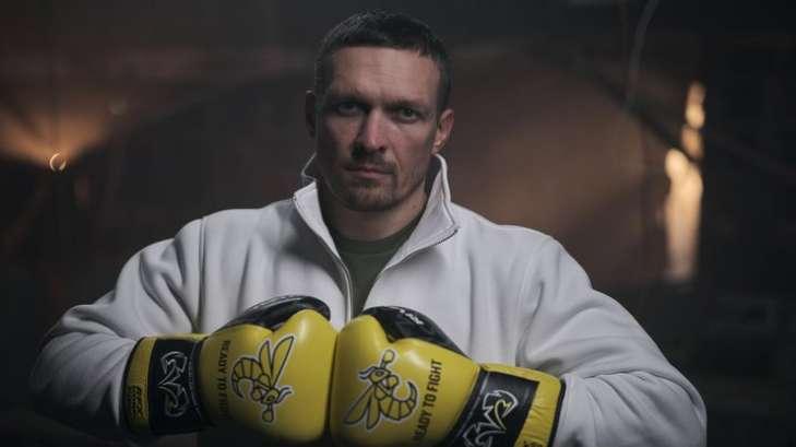 Усик вручив подарунок від українських захисників своєму колишньому опоненту Джошуа.