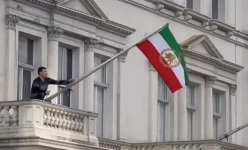 У Лондоні з будівлі іранського посольства зняли прапор ісламської республіки.