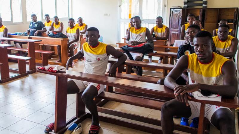 Паспорт Кумби та його захисник, який відроджувався чотири рази: як Африка фальсифікує документи для досягнення успіху у футболі.