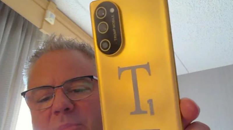 Телефон Трампа вперше продемонстрували журналістам у прямому ефірі.