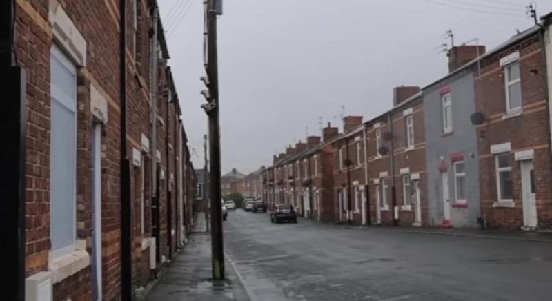 Місто-привид із ілюзорними вікнами: у Великій Британії розташоване дивовижне селище з закинутими будівлями.