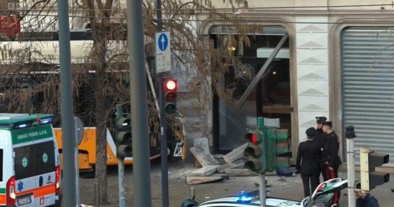 Переповнений трамвай врізався в ресторан: загинув принаймні один чоловік.