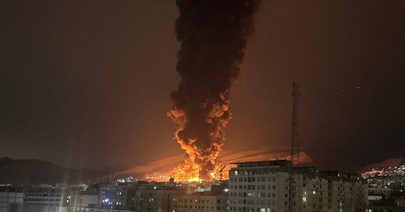 США та Ізраїль здійснили атаки на п'ять нафтових установ у Тегерані та його околицях, повідомляє чиновник.