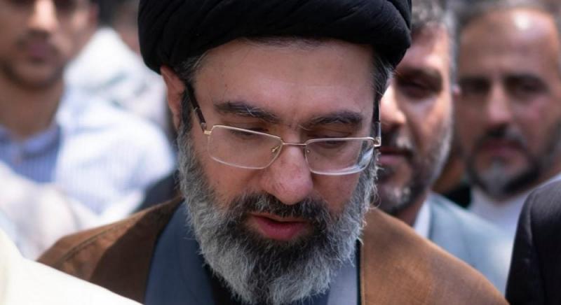 Новий лідер Ірану досі залишається в тіні: CNN розкриває, хто насправді управляє державою.