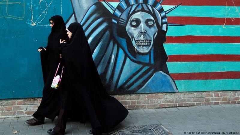 Як виникли ворожі відносини між США та Іраном і які фактори стали причинами конфлікту?