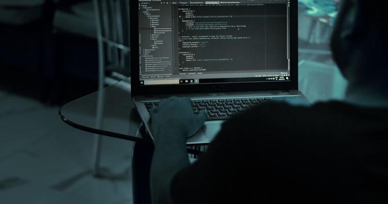 Кібервикрадачі з Ірану отримали доступ до електронної пошти керівника ФБР: які дані стали відомі завдяки хакерам.