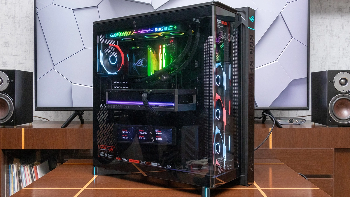 Потужний геймер: комп'ютер з відеокартою GeForce RTX 5080 та процесором Ryzen 7 9800X3D в стильному корпусі ASUS ROG Cronox ARGB.