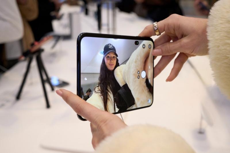 iPhone Duo став доступним для покупки в Apple Store в різних країнах світу.