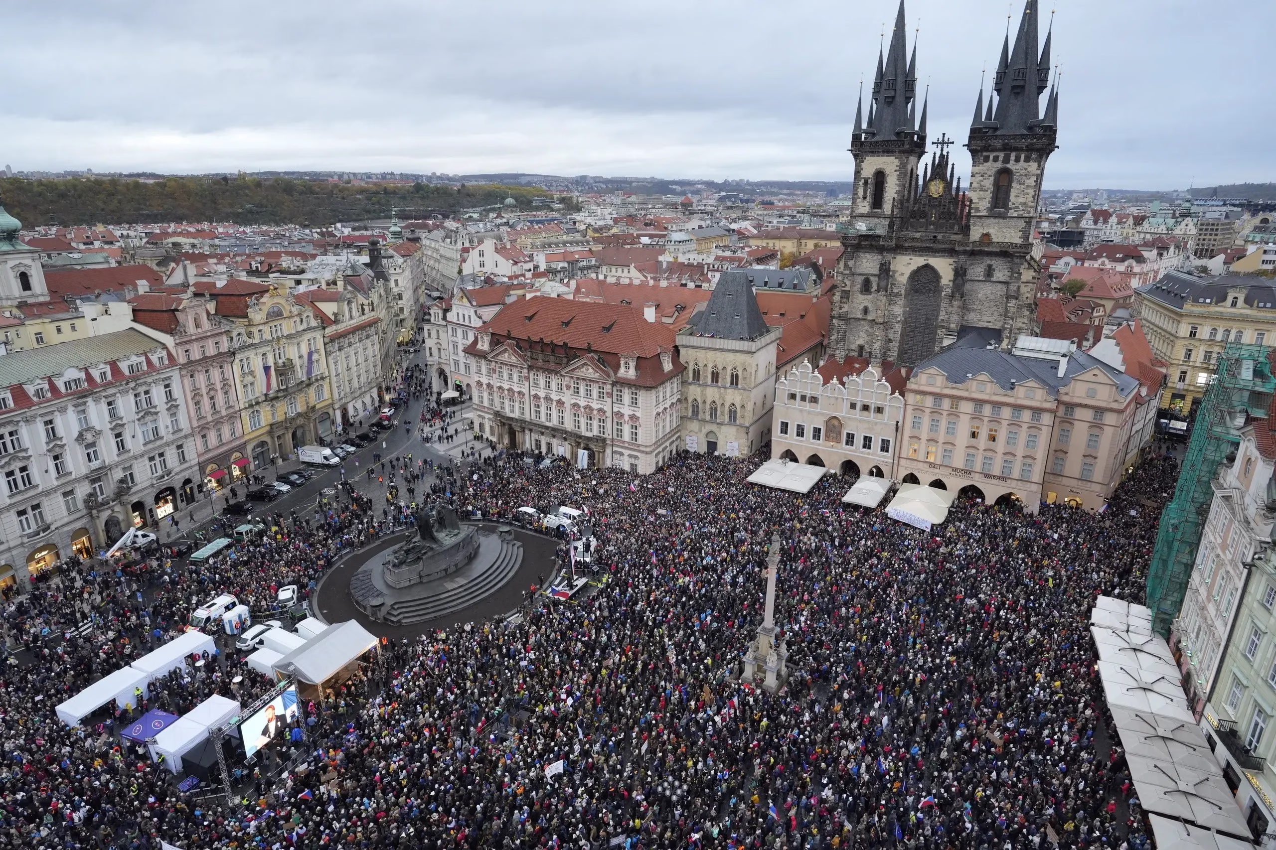 У столиці Чехії, Празі, тисячі громадян вийшли на акцію протесту проти уряду Андрія Бабіша | Основні новини України