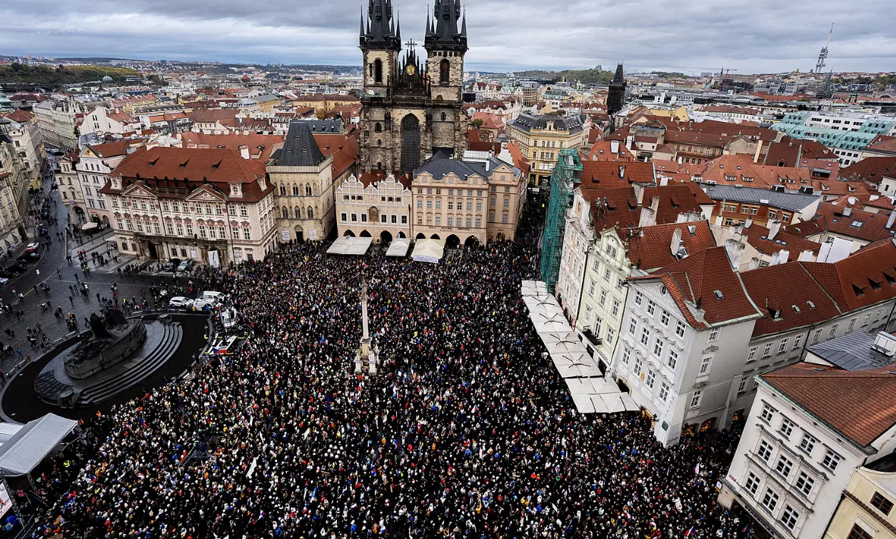 У столиці Чехії, Празі, тисячі громадян зібралися на акцію протесту проти уряду Андрія Бабіша, закликаючи до захисту свободи та незалежності засобів масової інформації.