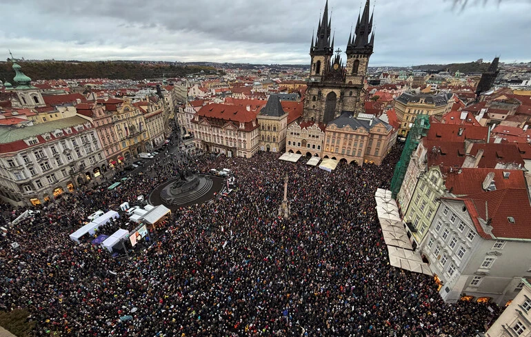 Чехія: тисячі громадян вийшли на акції протесту проти реформи державного телебачення.