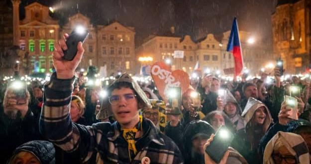 В Чехії тисячі громадян вийшли на вулиці, щоб висловити протест проти урядових ініціатив у сфері соціальних медіа (ФОТО)